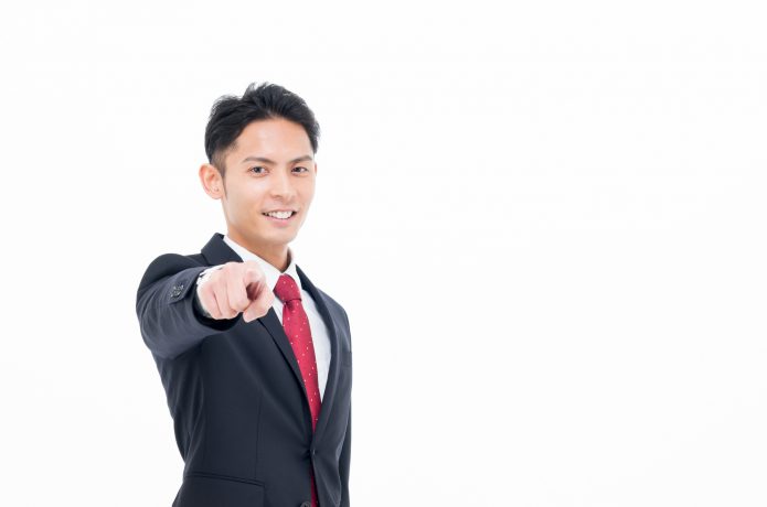 目標を示す男性