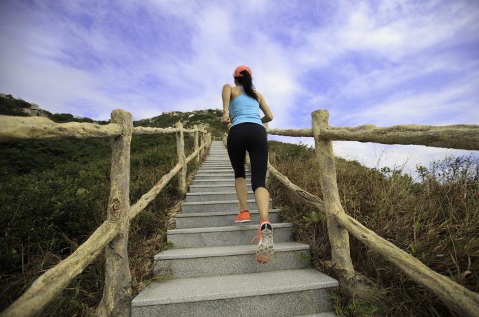 1kmを4分15秒のペースで走り続けられる持久力