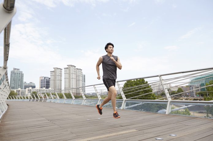 長距離を走るなら膝や足首の負担が少ないミッドフットがおすすめ