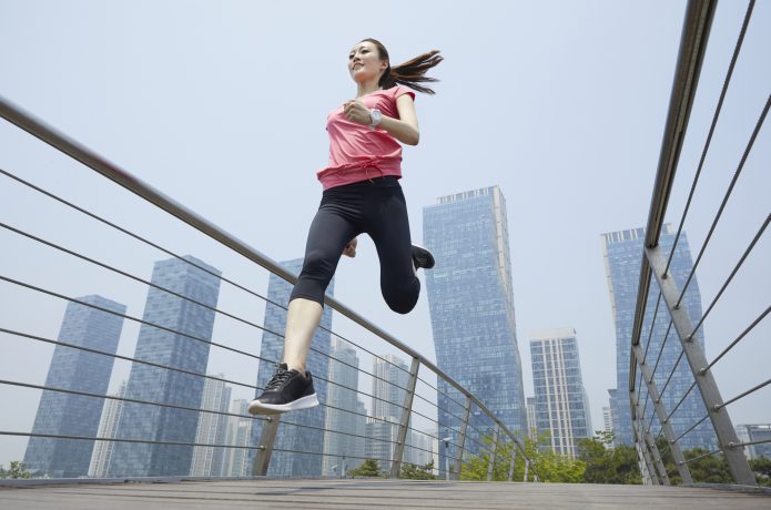 女性のランニングフォーム