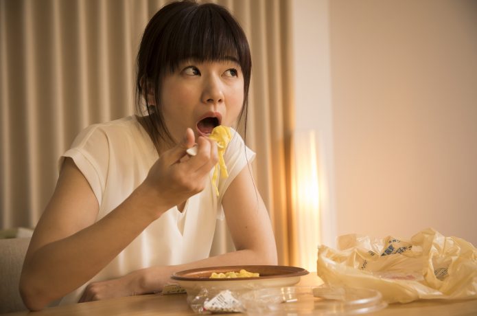 なぜ夜食べると太りやすいの？ダイエットで夕食の時間が重要な理由