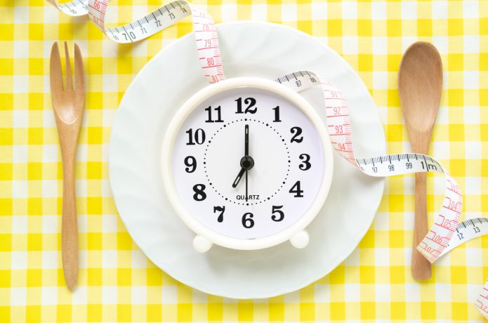 ダイエット中は夕食の時間はもちろん、食べ方にもポイントがある！