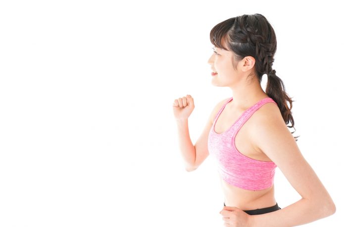 上半身をリラックスさせ背筋を伸ばす