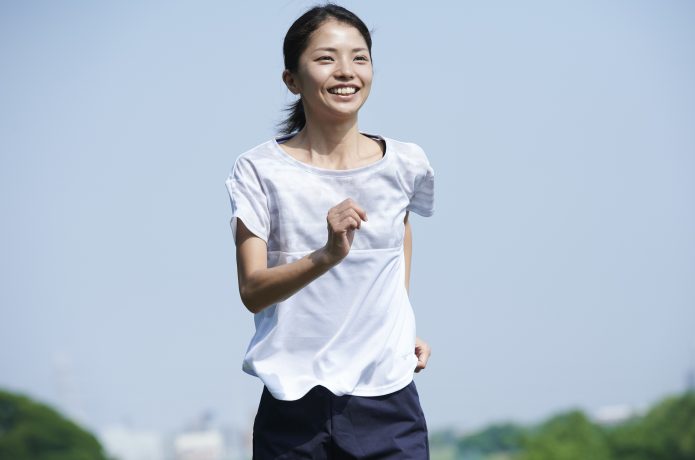コンデイションを整えて気持ち良く走る女性