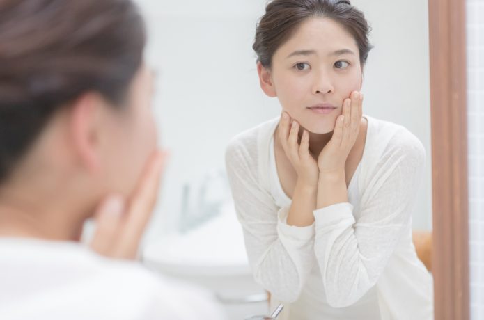 肌の状態を気にしている女性