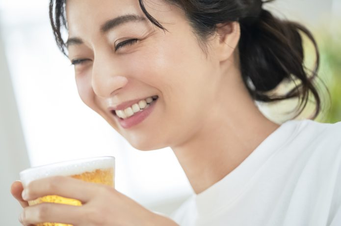 女性　ビール　飲む