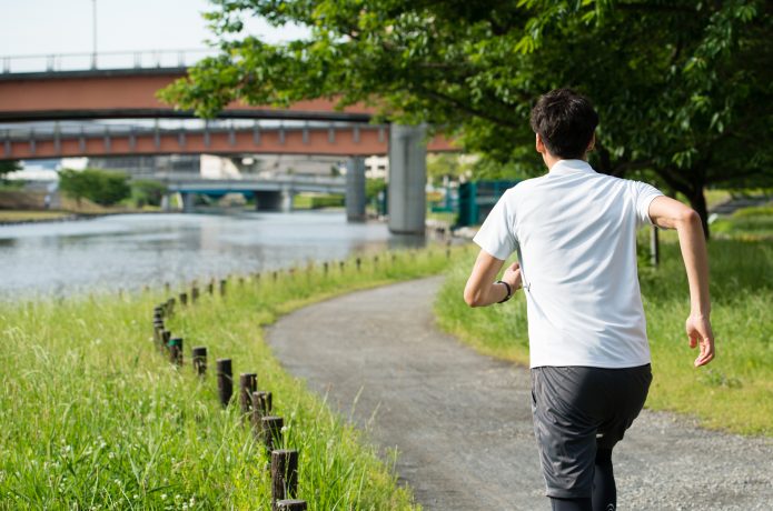 木や橋を目標物にして走る男性