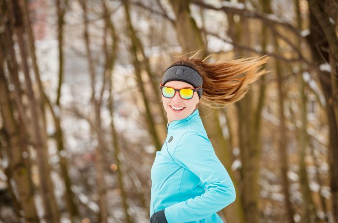 冬にランニングする女性