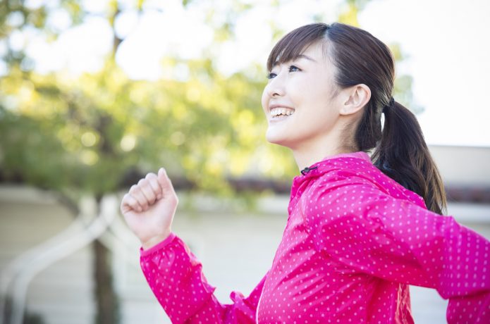 女性　肩甲骨　腕を振る　ウォーキング