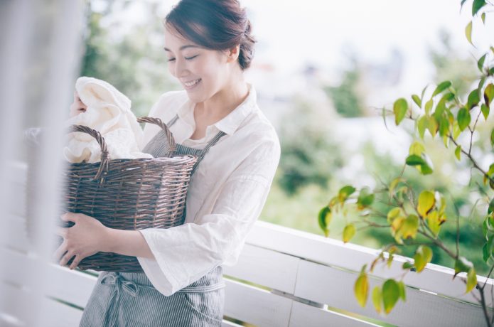 洗濯をする女性