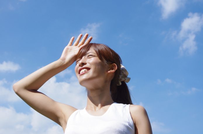 夏の日射しを受ける女性