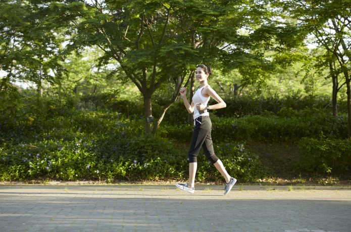 日陰　ランニング　女性