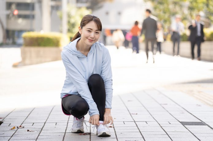 昼休みにランニングを始める女性