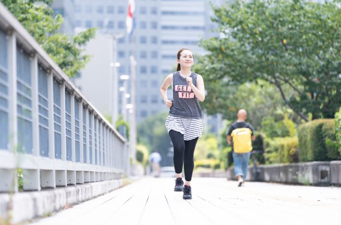 ランニングをする女性