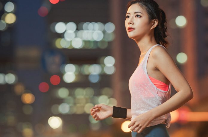 夜にランニングをする女性