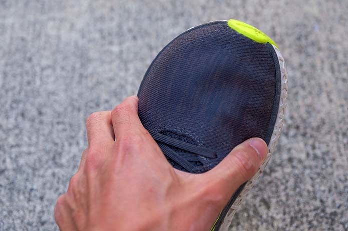 シューズのフィット感を確かめている様子