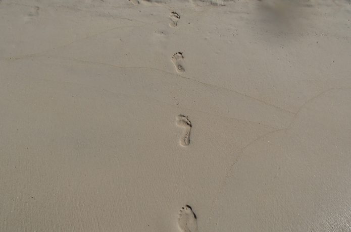 土踏まずのイメージ画像　砂浜　足形