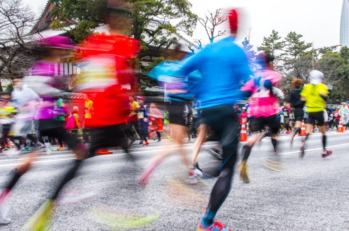 長距離を走るランナー