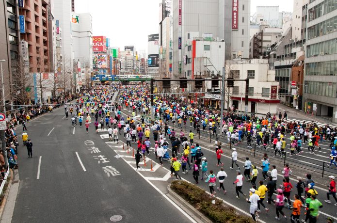 マラソンレースに参加するランナー