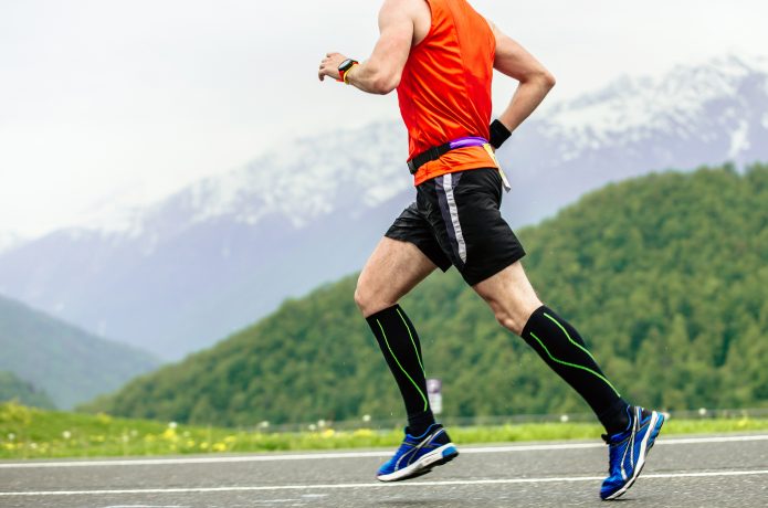 一定のペースでランニングをする男性