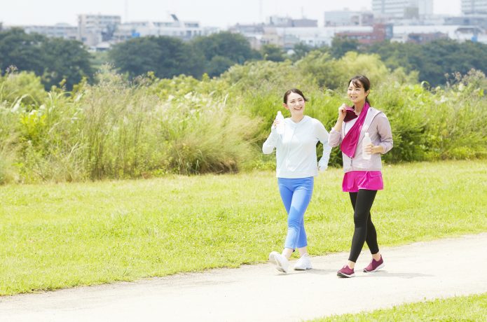 ウォーキングをする二人の女性