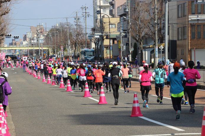 大会で走る多数のランナー