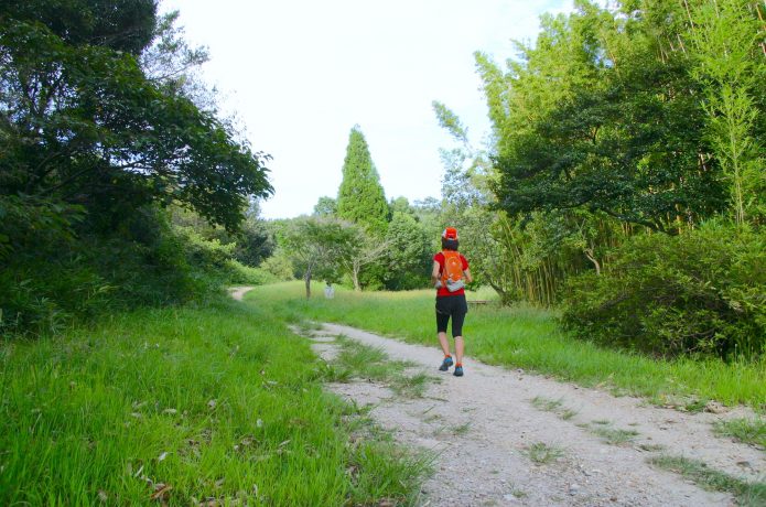 未舗装の道路　走る　男性