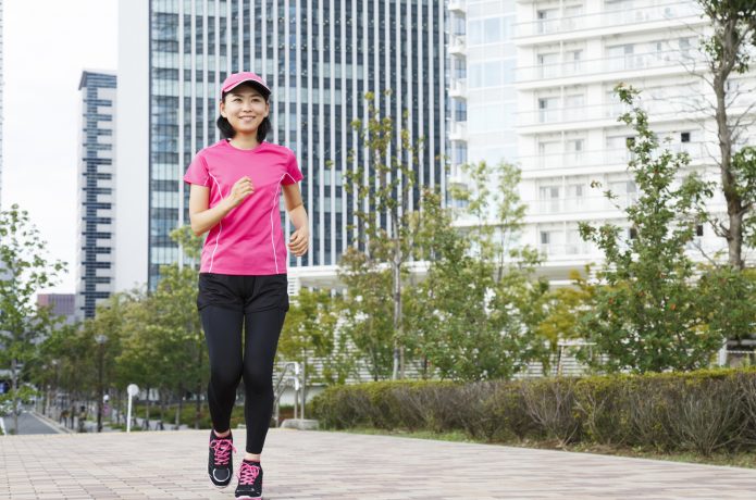 ランニングの練習をする女性