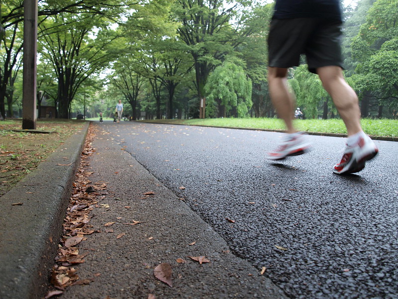 公園　ランニング　男性