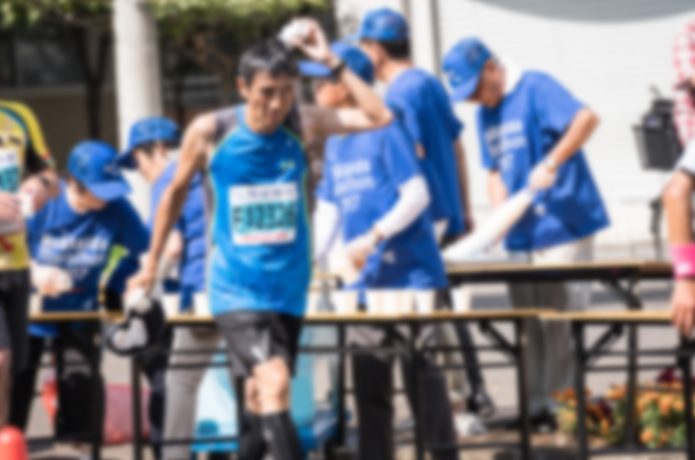 給水 体に水をかけるランナー