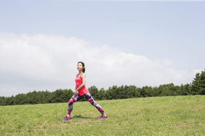 もも裏伸ばす 女性 ウォーキング