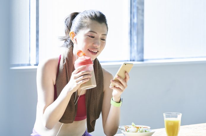 運動後に食事を摂る女性
