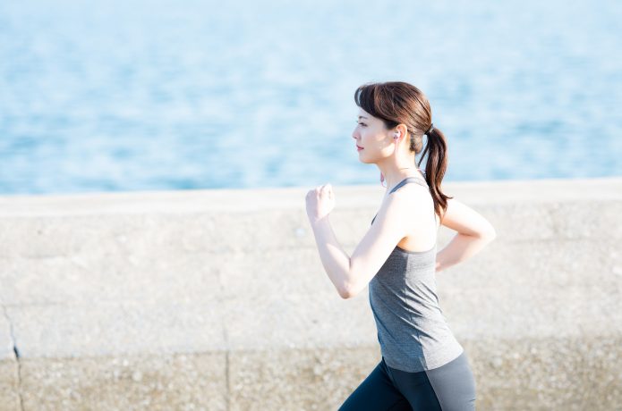 健康促進を目的にランニングを続ける女性