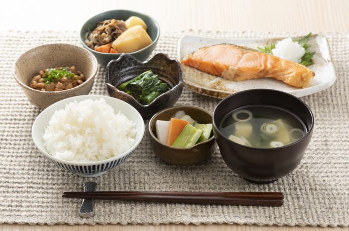 健康的 食事 鮭 味噌汁 漬物 白米 納豆 肉じゃが お浸し