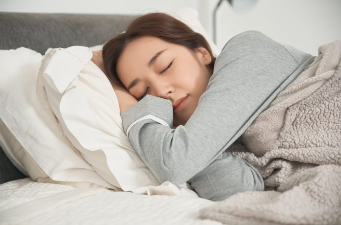 女性 ベッド 睡眠