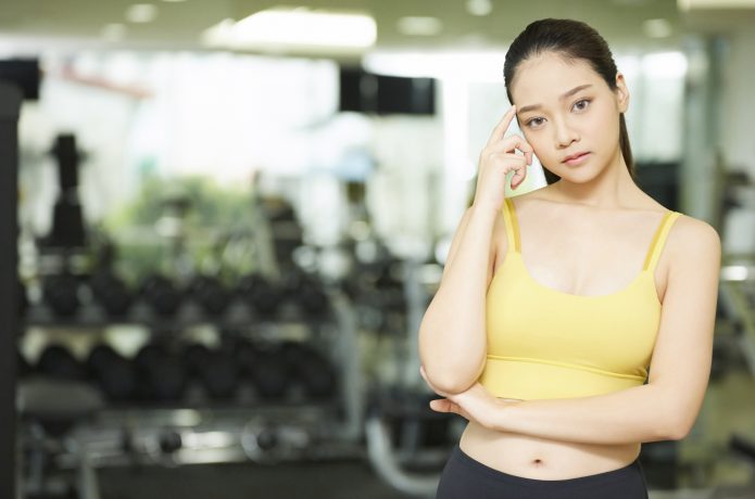 トレーニング方法を考える女性