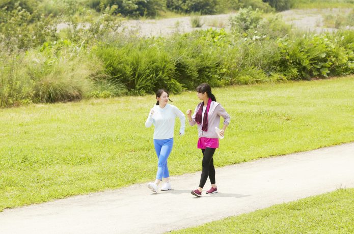 ウォーキング かかとから着地 女性 会話