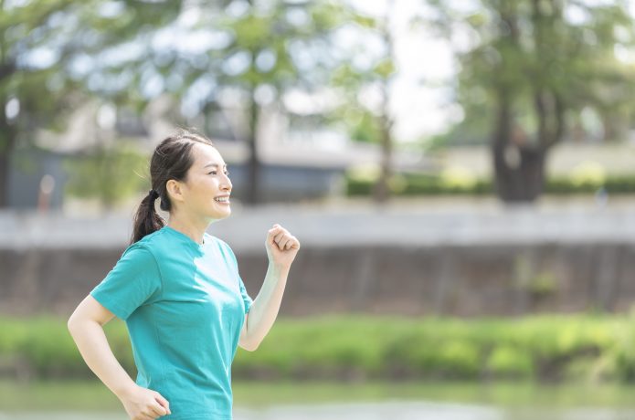 ウォーキング 腕 後ろにふる