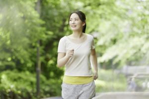 公園　自然の中を歩く女性