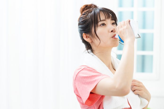 栄養補給する女性