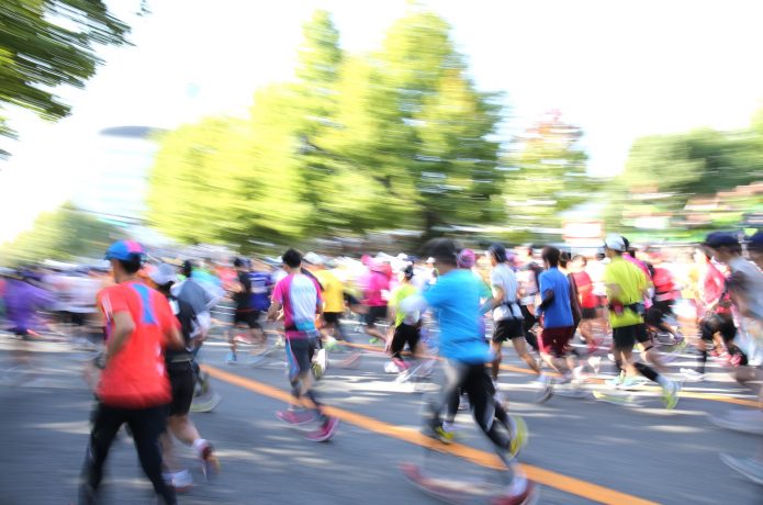 マラソン大会　派手色　目立つ