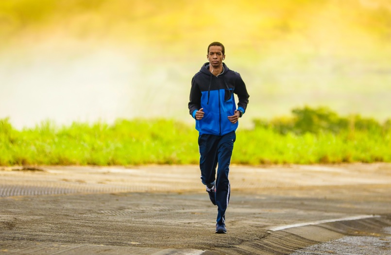 マラソンのトレーニングをする男性