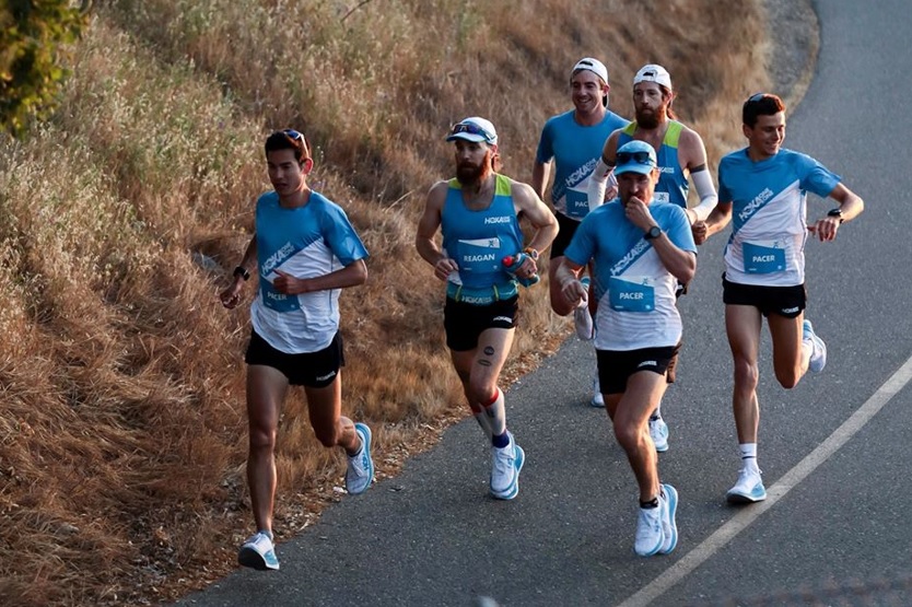 HOKA ONE ONEのシューズで走る上級者ランナー