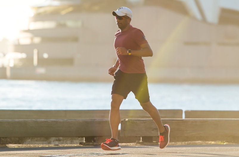 海辺をランニングする男性