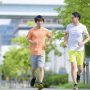 ランニングウェアを着ている2人のランナー