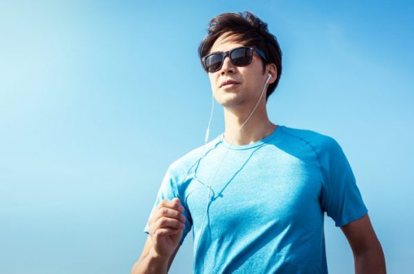 サングラスをかけている若い日本人男性