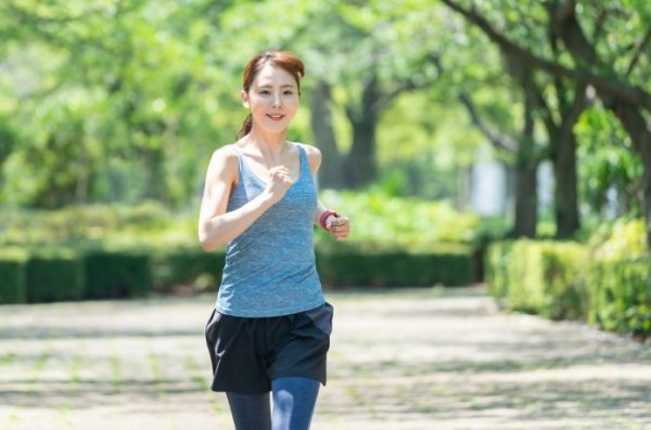 女性ランナー　公園