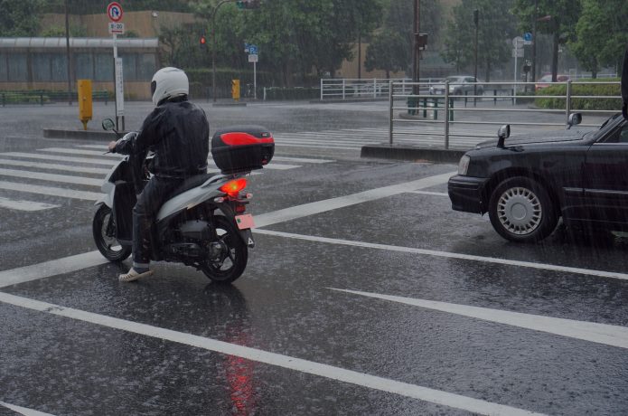 雨　バイク　クルマ