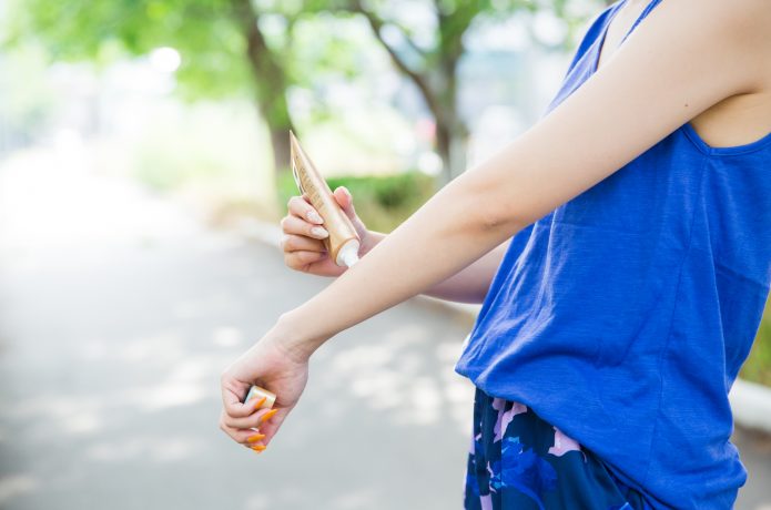 日焼け止めを塗る女性