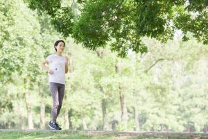 木陰を走る女性